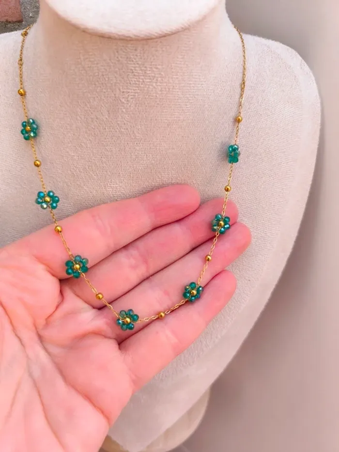 Collier doré avec fleurs marguerites vertes - photo numéro 5