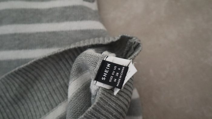 Pull gris avec rayure blanche - photo numéro 3