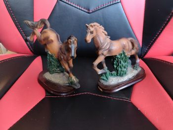 2 figurines chevaux sur socle - environ 13 cm