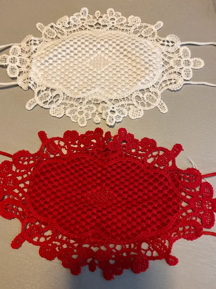 masque de protection en dentelle rouge ou blanc