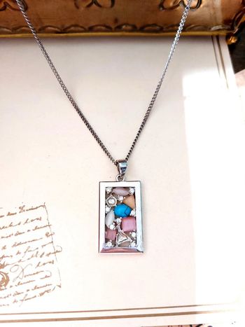 Magnifique collier pendentif rectangulaire pierres multicolore