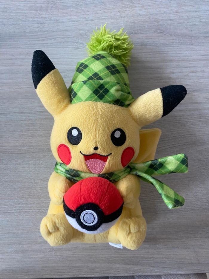 Peluche pikachu hiver