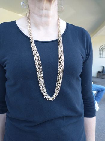 Collier doré composé de trois chaines dorées de mailles différentes