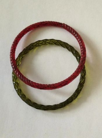 2 bracelets en verre torsadés vert rouge
