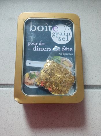Petite boîte avec 50 recettes pour des dîners de fête
