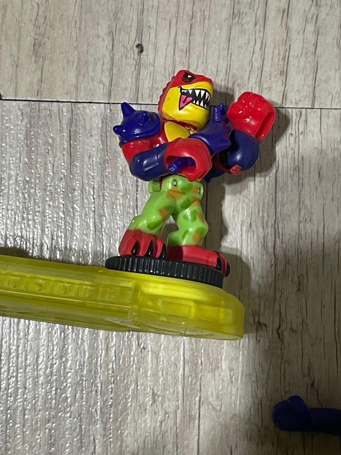 Arène et 4 figurines Akedo - photo numéro 3