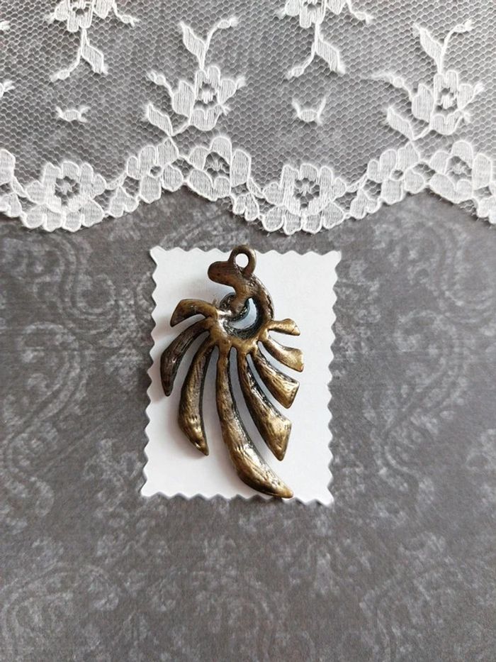 magnifique pendentif fantaisie couleur bronze avec strass bleu - photo numéro 3