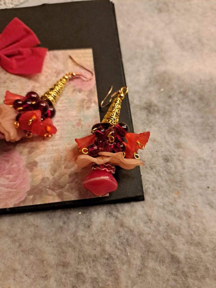 Boucles d'oreilles pendante rouge et doré - photo numéro 8