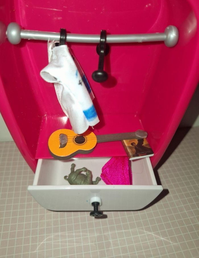 Petite poupée et son armoire - photo numéro 3
