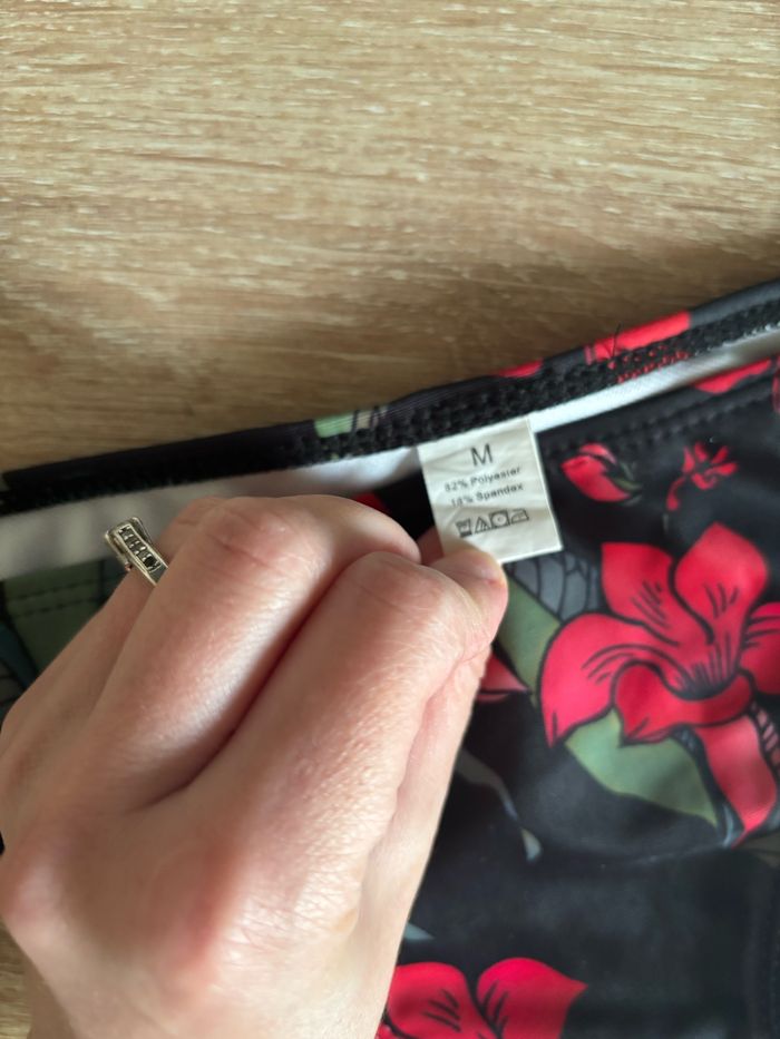 Bas de maillot de bain imprimé fleur rouge et noir taille 36/38 Shein - photo numéro 3