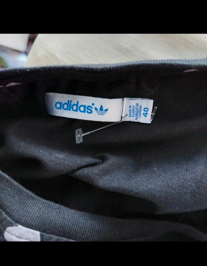 T shirt Adidas pour 38 ou petit 40 - photo numéro 3