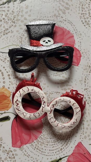 2 paires de lunettes d’Halloween