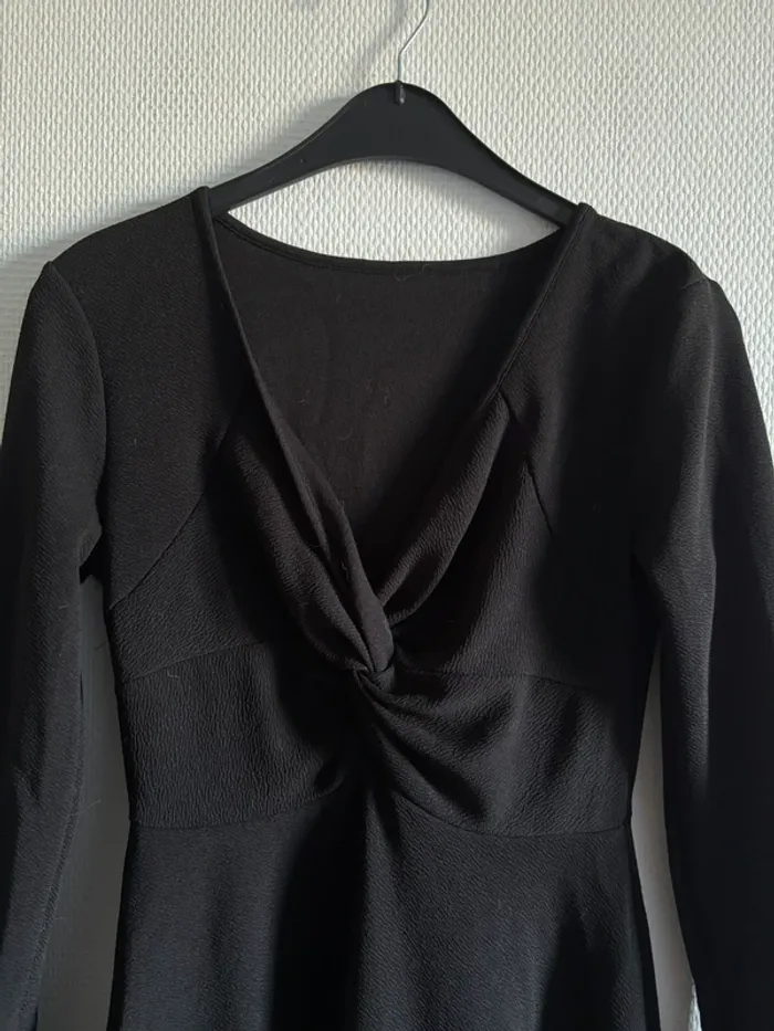 Robe fluide noire avec noeud - photo numéro 3