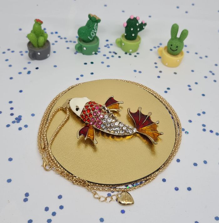 Collier doré carpe koï rouge et orange