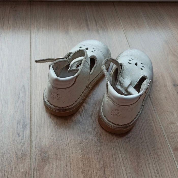 chaussures blanches bébé GBB pointure 22 - photo numéro 2