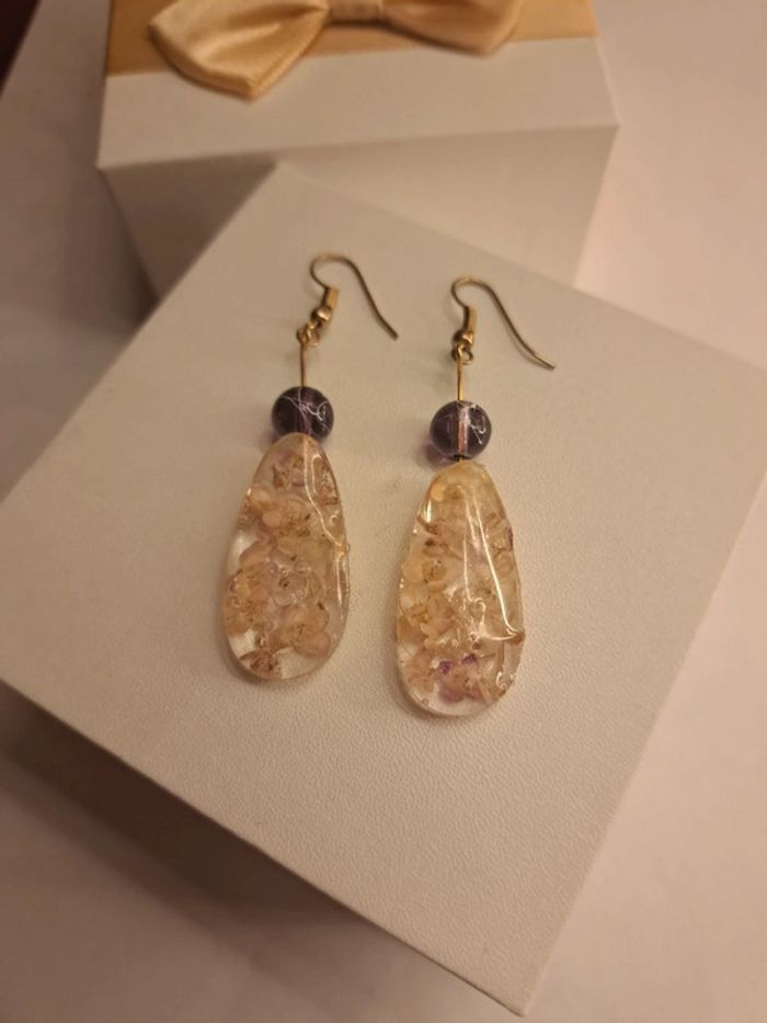 Boucles d'oreilles pendante en résine florale - photo numéro 9