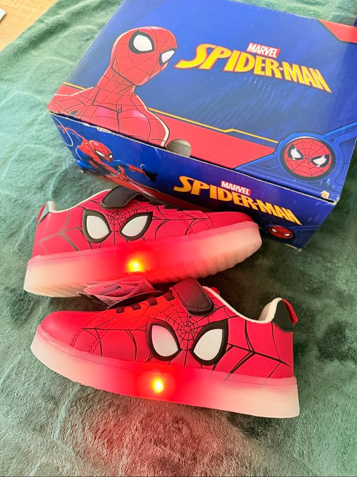 Basket Spiderman Marvel lumineux - photo numéro 4