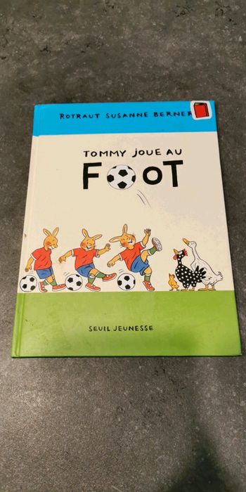 Livre Tommy joue au foot