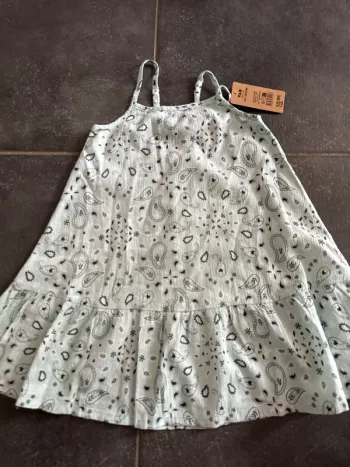 Robe fille tape à l’œil