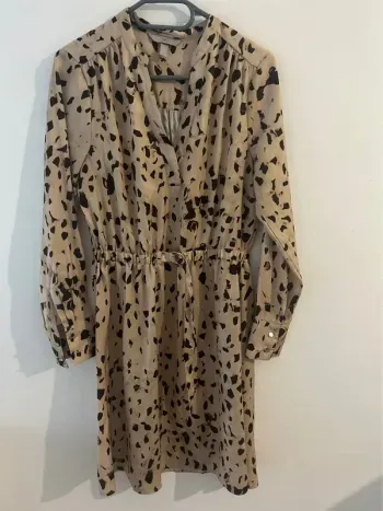 Robe léopard avec ceinture