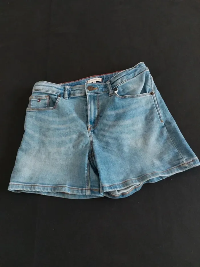 Short Tommy Hilfiger en jean Brodé