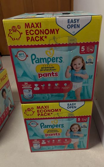 Lot de deux cartons de pampers pants premium taille 5