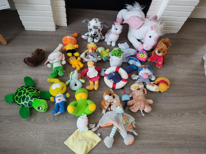 Lot peluches et doudous