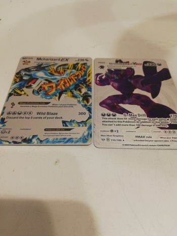 Cartes pokémons argents EX et Vmax.