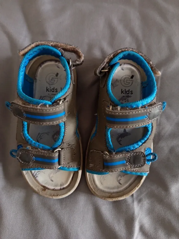 Paire de sandales 25