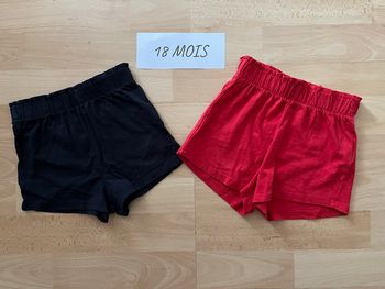 Lot 2 short Kiabi rouge + bleu marine 18mois fille