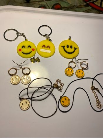 Lot bijoux accessoires smiley