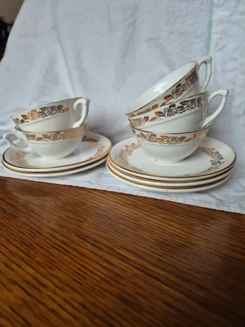 5 tasses décors or vintage