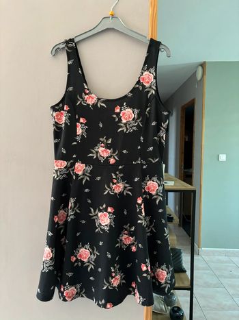 Robe débardeur patineuse noire à fleurs roses