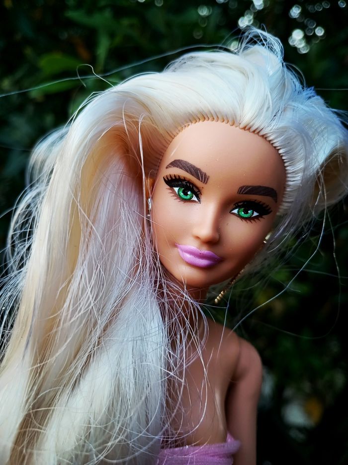 Barbie influenceuse canon yeux verts cheveux extras longs blonds platine - photo numéro 5