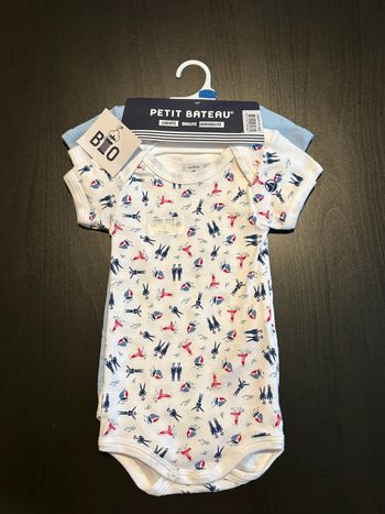 Lot de 3 bodies Manches courtes Petit bateau Taille 3 mois.