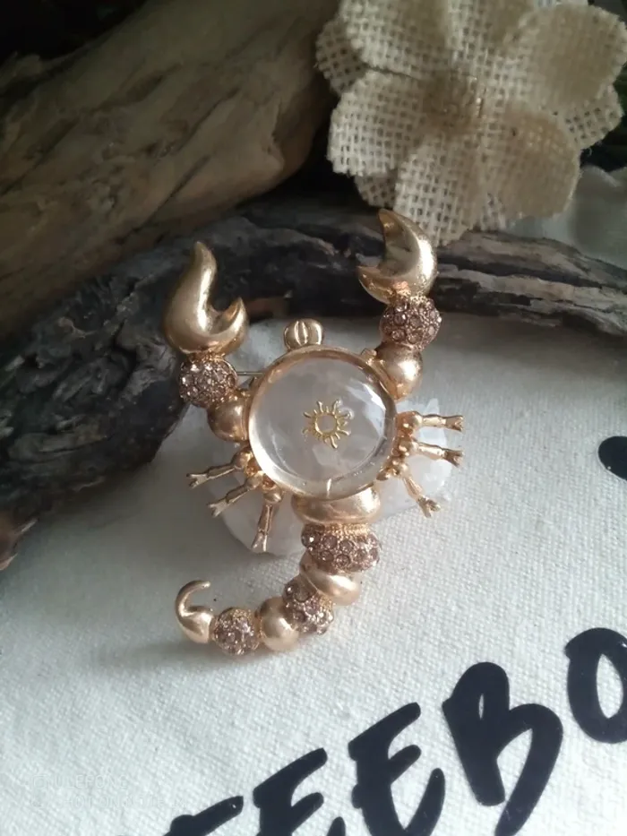 Broche scorpion acier doré et cabochon en verre