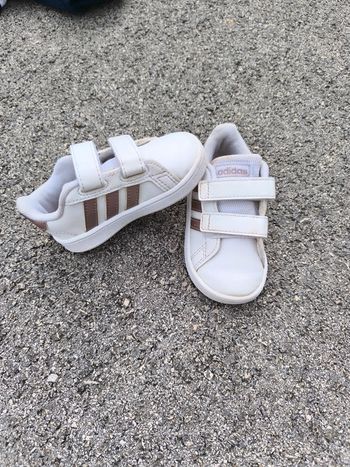 Basket adidas enfant taille 20 en très bon état