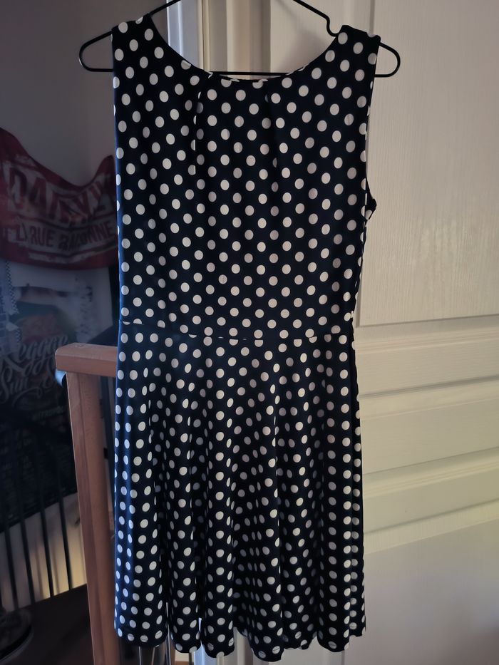 Robe bleue marine à pois blancs