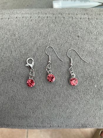 Boucles d’oreilles et breloque rose neuve