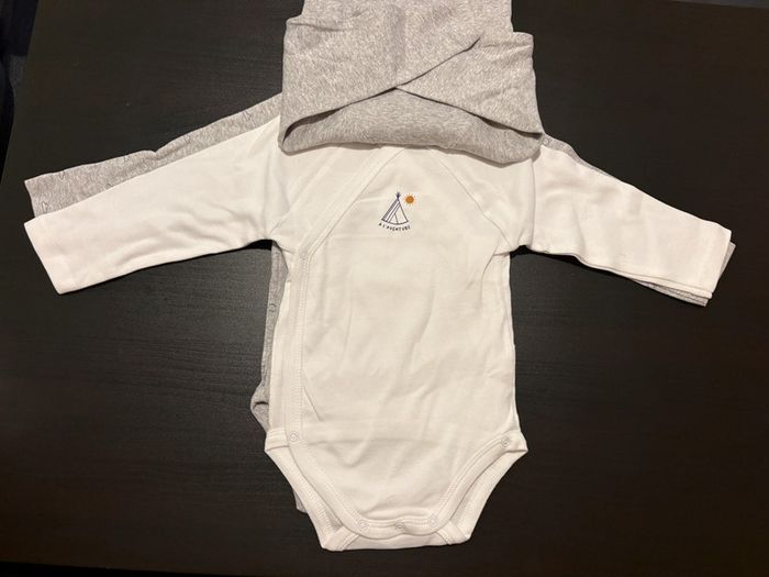 Lot de 3 bodies « hello » Manches longues Mots d’enfants Taille 6 mois. - photo numéro 2