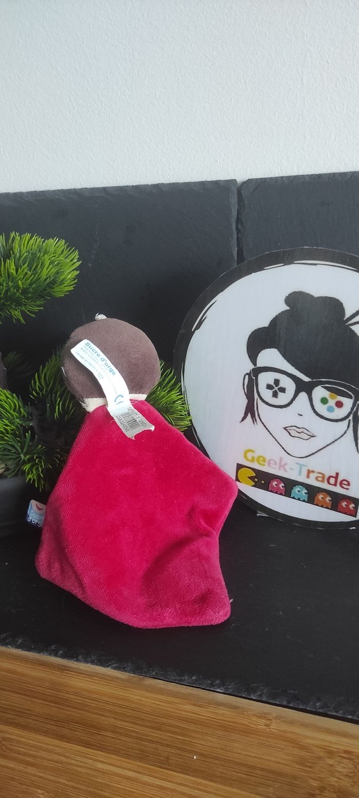 doudou plat fille sucre d'orge rouge marron cheveux ancien court rond beige Joue - photo numéro 2