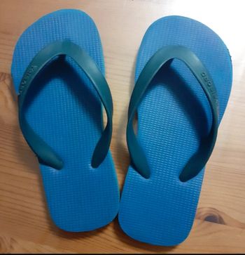 Paire de tongs t. 27/28