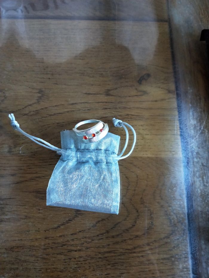 Bague argenté et brillant rouge