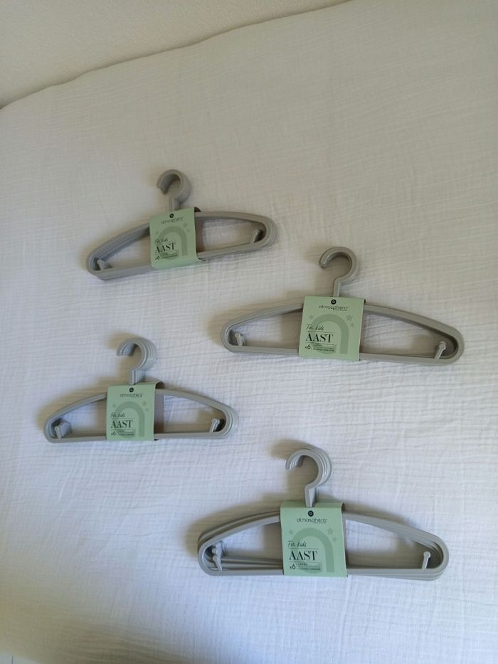 Lot de 24 cintres enfants / bébé neufs