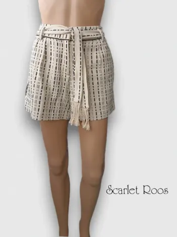 Short Scarlet Roos neuf ,coupe droite large ,taille haute ,ceinture ,100 % coton