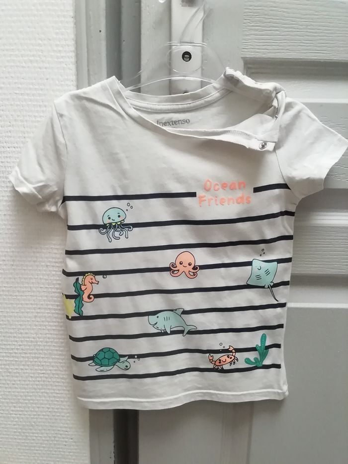 Vends t-shirt garçon été blanc rayé bleu avec motif sur le devant