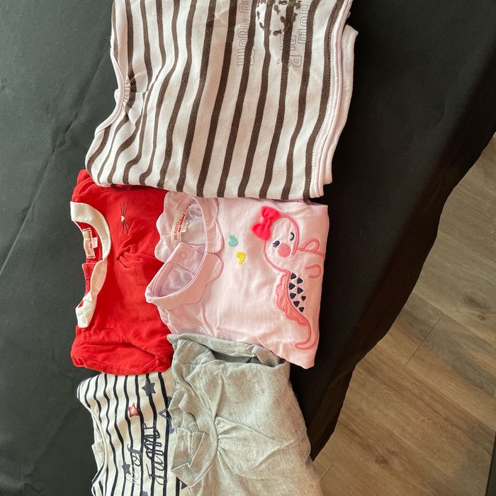 4 t-shirt manches longues et un pull léger