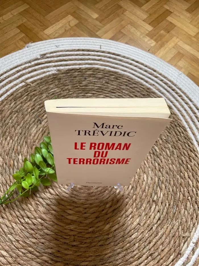 Livre - Le roman du Terrorisme - photo numéro 2