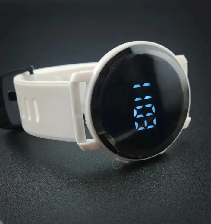 Montre digitale blanche, style rétro affichage - photo numéro 3