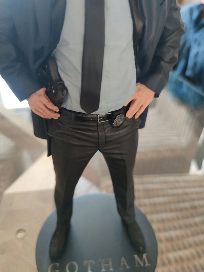 Statue Gotham commissaire Gordon - photo numéro 3